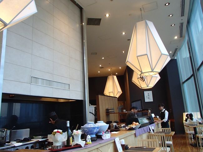 窓際の席に案内されました。<br />店内もスキっとしたインテリアで、雰囲気も悪くないですね。