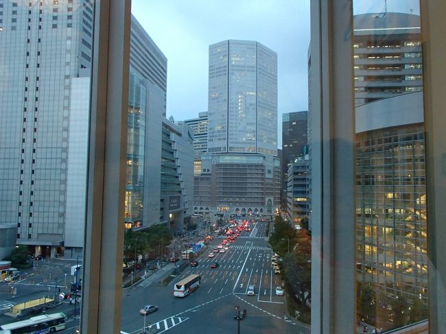 料理が運ばれて来る頃には少し薄暗くなってきました。<br />正面は阪急百貨店、右にはヒルトンホテル等が見えています。