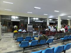 １８：５８

荷物を待ってます。