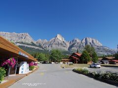 アイスフィールドパークウェイ
サスカチュワンクロッシング。
ギフトショップや宿泊施設があります。
背後にマウントウイルソン。