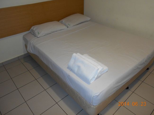 コタキナバルへは、夜遅く到着。<br />タクシーでHOTELへ。<br />バスタブなし、窓なしの部屋。<br />室内は、広めでした。