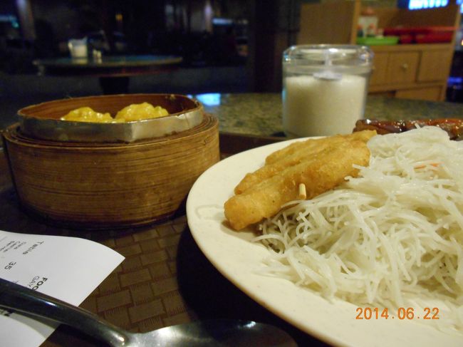 お腹ペコペコ。<br />HOTELのスタッフに未だ開いてるレストランを聞いてこちらへ。<br />セルフサービス式の食堂。<br />安くてお味良しでした。