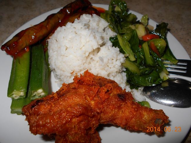 昼食は、センターポイントサバ地下のフードコートで。