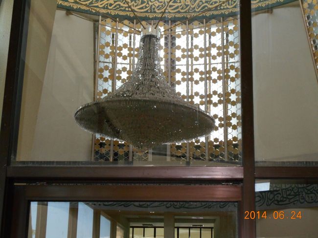 シャンデリアが巨大！<br />そして、豪華で美しい。