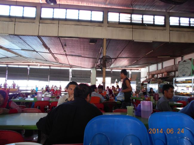 ランチは、セントラルマーケット2階で。