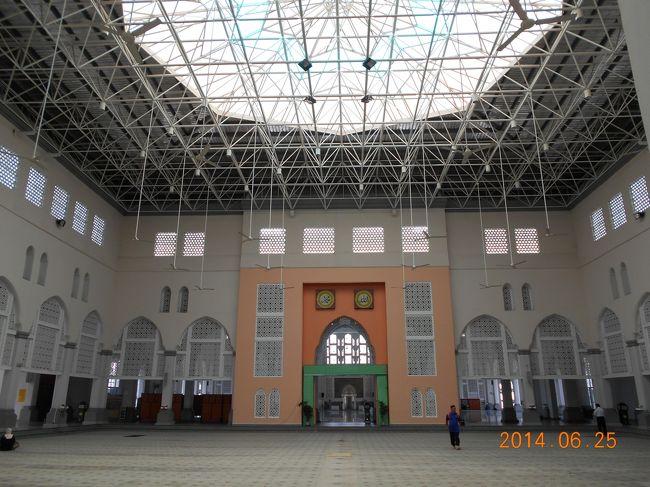 中は、とっても広々として開放的で明るいかったです。