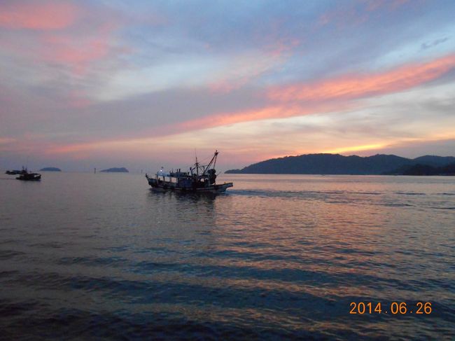 夕暮れ時にも海沿いをお散歩。<br />この景色にうっとりでした。