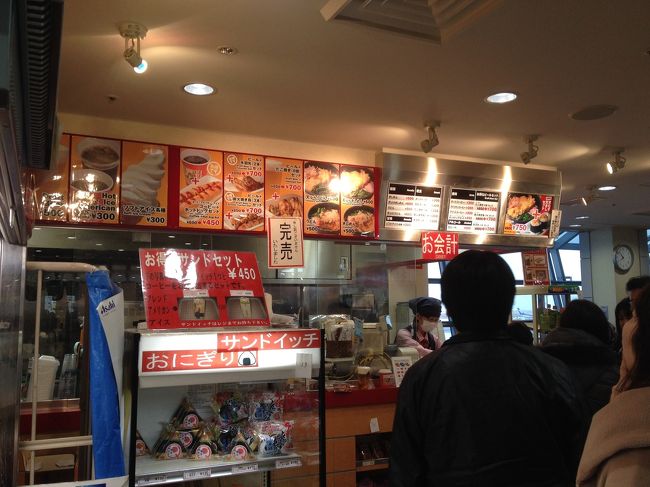 荷物を預け<br />初国内線へ☆<br /><br />しまった(>_<)ここにもお店がぁ<br />おうどんやきしめんが食べれたなんて<br /><br />たこ焼きビールセットは売切れでした…