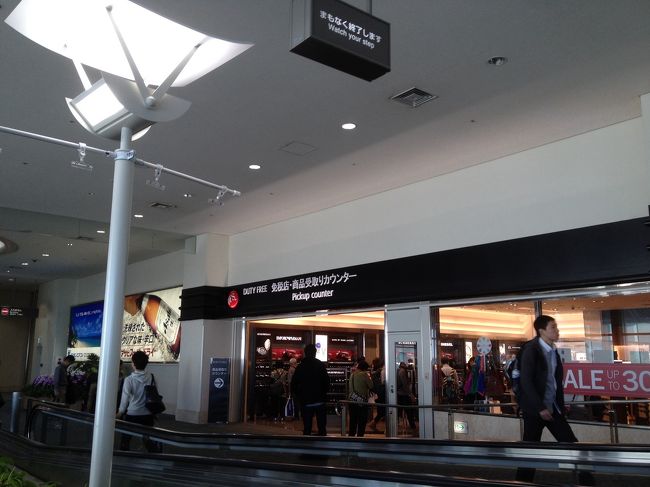 飛行機降りて〜少し歩くと免税店発見！<br /><br />足止めされる(・・;)<br />いきなりお買いものですか??<br />