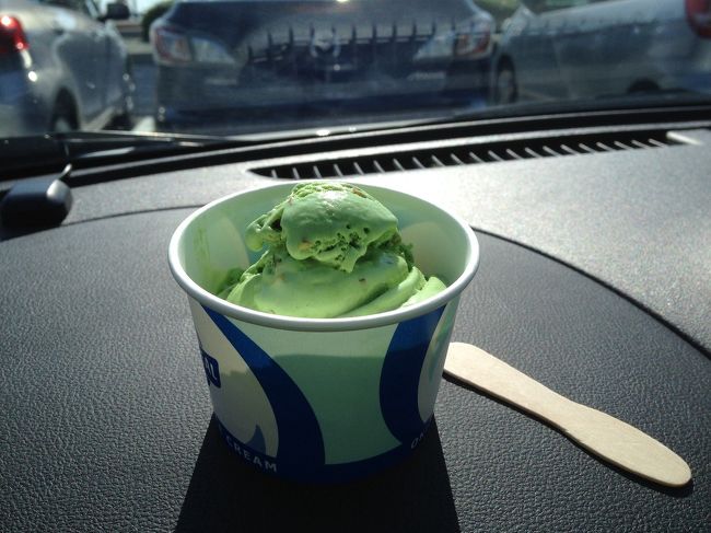 これは外せない〜<br /><br />ブルーシールアイス☆<br />私はピスタチオアイス！<br /><br />ホントにピスタチオがどっさり(笑<br />おいしかったぁ<br />暑さで溶けちゃうから急いでたべました。。