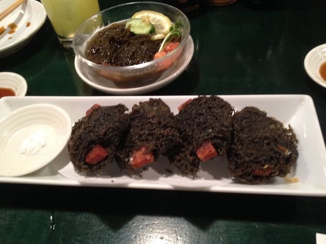 オーダーしてないモノが…<br /><br />話し合いの結果<br />いただく事に(笑<br /><br />たぶん<br />もずくの天ぷら？<br />スパムをもずくで巻いて揚げてあるようです<br />いただいて大正解☆