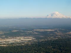 シアトルに近づいてきました。
標高4,392メートルのレーニア山（Mount Rainier）がきれいに見えます。
この山は、シアトルやその近郊に住んでいた日系人に “タコマ富士” と呼ばれていました。