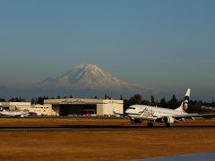 シータック空港（Sea-Tac International Airport: SEA）に夜8時過ぎに到着です。
アンカレッジとは1時間の時差があります。
地上からもレーニア山がきれいです。