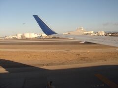 最初の中継地，ロサンゼルスに着きました。乗り換えはターミナルが違っていて外を歩かなければならなかったため，やや面倒に感じました。