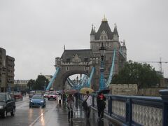 見えてきた、タワーブリッジだ。

ちなみにかの有名な『ロンドン橋』と間違える人が多いとも聞いたけど、コレは落ちる橋ではなくて、歌われているのは隣の橋。
