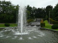 猿賀神社のすぐ近くの猿賀公園には、噴水がありました。

マイナスイオン気持ちいい〜。