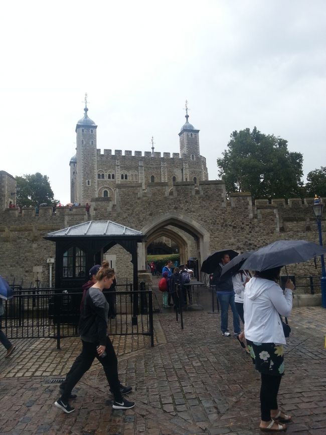 出る頃には雨が降りだして<br />寒かったー<br /><br />結構などしゃ降りになってきたので入り口付近にあるショップで雨宿り<br /><br /><br />ここから親に電話してみたら<br />ふつーに話せた！<br />こんなに離れてても会話できるなんて<br />なんか感動。<br /><br />