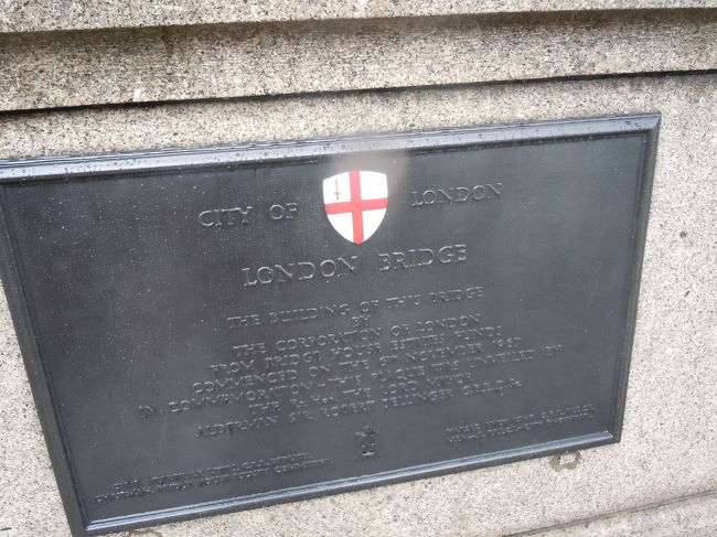 小雨になってきたので<br />ロンドン塔を後にしてロンドン橋へ<br /><br />橋を渡ってボローマーケットに