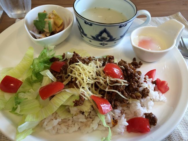 ランチは予約制<br />今日のメニューは タコライス<br />ゴボウのポタージュ付きです