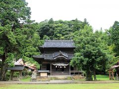 代官所のある地区に鎮座する城上神社へ。

『延喜式』に記載される古社で、守護大名大内氏によって邇摩郡馬路村から遷座され、更に毛利氏によって現在地に遷座されて今に到ります。

御祭神は大物主命。

文化９年に再建された現在の社殿は、亀戸天満宮を模したものです。

中には入れませんでしたが、拝殿の鏡天上には極彩色の鳴き龍が描かれているとのこと。