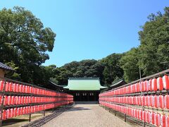 次に、再び日本海側の６号線に戻り、浜田を目指します。

しかしいよいよガソリンが残りわずかになってしまいました。

ネットで調べると、最寄りのスタンドは目的地の逆方向にあり、目的地方面のスタンドまではガソリンがもちそうにありません。

時間のロスは確実ですが、立ち往生も出来ないので、仕方なく最寄りのスタンドを目指しました。

最寄りとは言っても２０キロほど距離があり、ようやく辿りつくとリッター１７４円という激高の値段。

ガソリン価格が高騰しているとは言え、この値段には心の中で泣きました。

給油を終えて改めて６号線を目指し、次の目的地の浜田護国神社に到着。