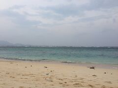 米原ビーチ

シャワーとかの設備がボロボロになっていました。
キャンプ場潰れたのかな？
近くの売店も閉まってたし。

この日は風が強くて遊泳禁止です。
折角なのでビールを飲みながらビーチで３時間くらいゴロゴロする。

キャンプ場まで行けば自動車は無料で止められます。

ビールを飲んだので、ここから運転は嫁に交代する。(^_^;