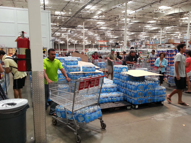 ローカルは水やトイレットペーパーをこれでもかって位、あのデカイカートに積み込み足早に移動しています。<br />原因は、翌日に直撃が予想されるハリケーン『ISELLE』です。