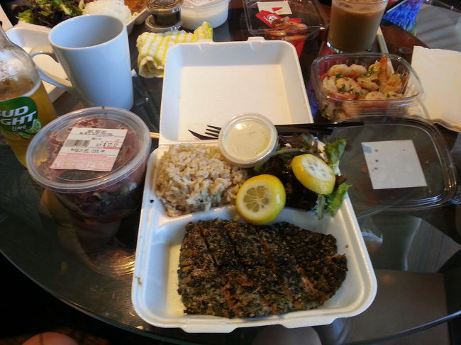 買ってきました。フリカケAHIと今日のオススメプレート、マグロの握り。<br />そしてAHI-POKEとコエビのPOKE！