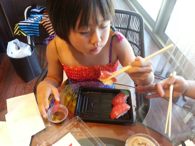 もう、車も乗らないしビール飲んで摘まんでたら食べ物ほとんど無くなってました。(>_<)<br />ハワイに揚がるマグロってこの時期が一番旨いらしいです。夕方この事を教えてもらって納得です。(^o^)