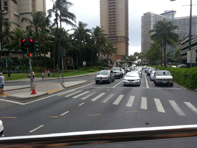 5:00pmアラモアナ待ち合わせに備えてJALトロリーで出掛けます。<br />風が気持ちイイネー！(^o^)