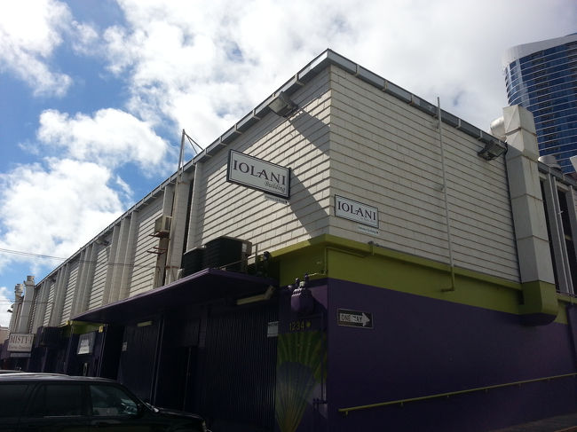 そして並びにあるこちら。<br />『IOLANI ON KONA St』<br />ネクタイが欲しいのよ！(^o^)