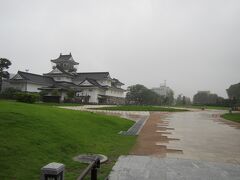 富山城址公園
早朝の公園には誰もいない。
天守閣に見えるのは資料館だが、朝早すぎて開館していない。
相変わらず雨は降り続いている。
