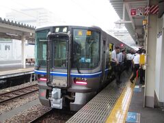 ③北陸本線で富山駅から高岡駅へ移動。
雨が次第に強くなってくる。