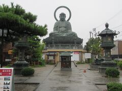 大佛寺（高岡大仏）
瑞龍寺から1.6km、徒歩20分。
境内はあまり広くない。拝観目安は20分。
境内に鎮座する大仏は日本三大仏の一つと言われている。
御朱印は大仏向かって左のお守売場で頂ける。
雨はピークとなり、道路は冠水してきた。