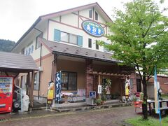 立山駅前の喫茶店兼レストラン「あおき」で昼食。
店内は登山装備の客が目立つ。
カレーを頼んだらすぐ作ってくれた。