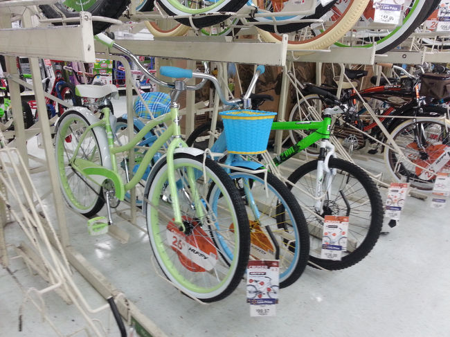 何を買うでもないんですが、目に入るのはこんなのばかり。<br />チビのチャリが小さくなってきているのでビーチクルーザー探していたんです。<br />これ、ハワイではみなさん乗ってるメーカーのクルーザー。安いし格好いいから買ってあげたい。<br />『でも、どうやって持って帰る？』<br />そして諦めました。(>_<)