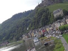 美しい青空も、正午をすぎるころから雲がさし、間もなく雨に。

ベルンカステル・クースやトリーアまで足を伸ばそうと考えていたが、
ここでのんびりし、13時すぎには再びニュルブルクへと戻ることにする。