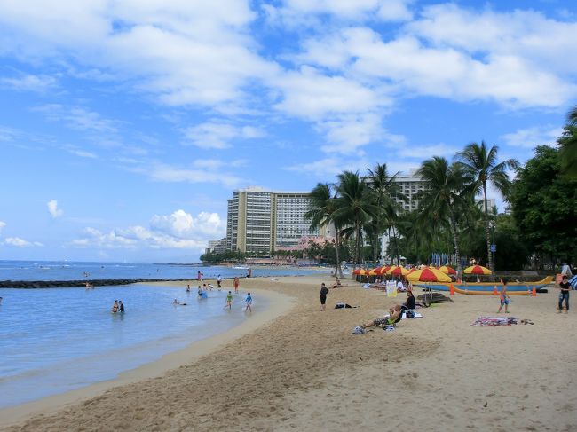 　朝のワイキキビーチもいいですねー。