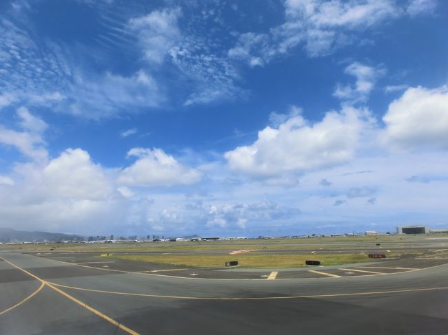 　飛行機は定刻に出発しました･･･。が。