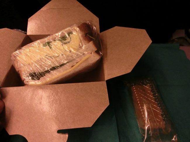 　到着前の軽食。<br /><br />　前は、風呂敷のような布に包まれていて、持ち帰ることが<br />できたのに、布がなくなっていました。