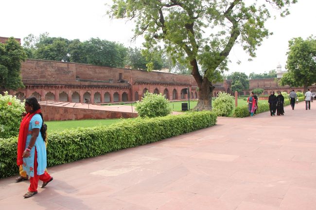 なぜかインド人に写真を一緒に撮るようにせがまれた。<br /><br />こんな日本人と一緒に写真撮ってどうするんだ？