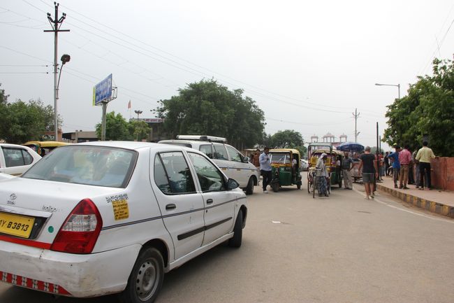 ここでガイドさんとはお別れ。<br /><br />ドライバーさんとデリーに戻ります。