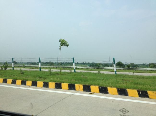 出来たばっかりのようで綺麗な道ですが、ヒッチハイクしてる人とかいてびっくりしました。