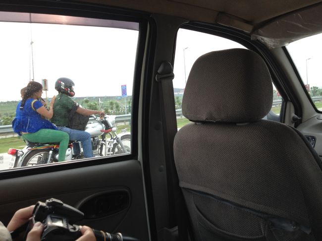 バイクは基本２人乗りでしかもノーヘル。<br />なお100kmhは出ている模様。