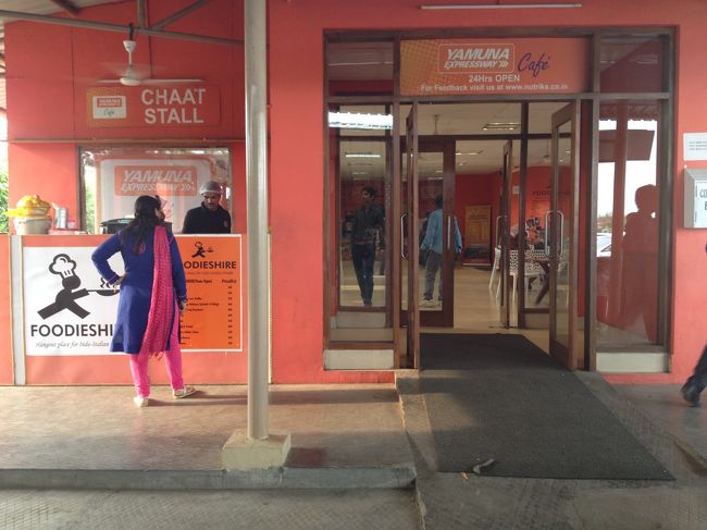 途中、サービスエリアで休憩しました。<br /><br />日本のSAと同じくらい綺麗です。