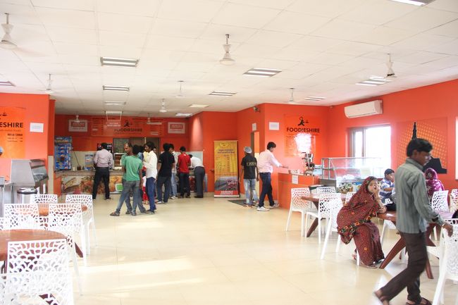 ちょっとしたフードコートなぞありました。