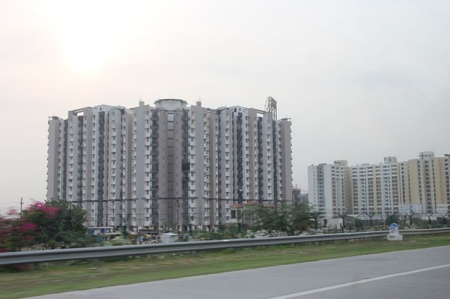 デリーに近づくと高層建物が多くなりますね。