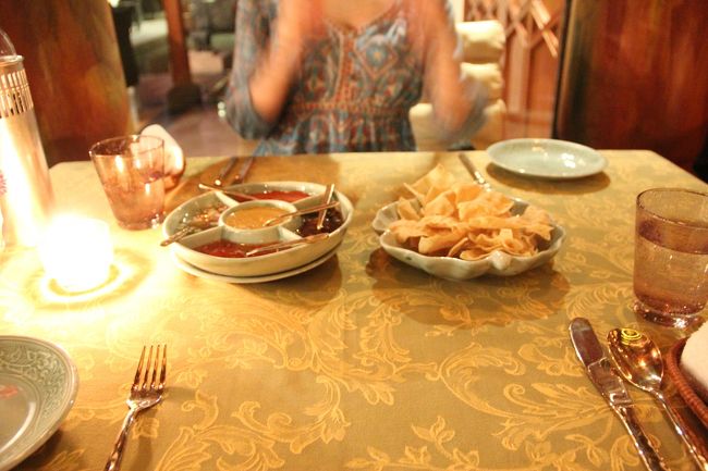 朝昼とカレー味だったので、ホテルのタイ料理レストランで夕食にしました。<br /><br />お通し的な何か。