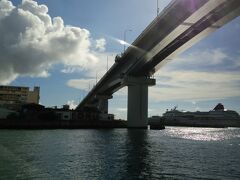 高速船の渡嘉敷マリンライナーは泊港の「とまりん」から出る。
さらば那覇。あと30分で渡嘉敷島だぁ！