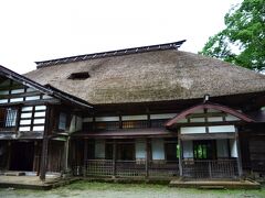 旅の１日目の朝、車で自宅を出発して南魚沼へ向いました。
最初の目的地は、南魚沼にある田舎風会席料理のお店《欅苑（けやきえん）》。

旅行前に、ランチのお店の情報を集めているときにこのお店を知りました。ランチとしてはお高いとは思いましたが、クチコミ評価がとても高く、食いしん坊としてはここに行かなかったら、あとできっと後悔すると思ったのです。

↑上の写真がそのお店

★田舎風会席料理《欅苑》
　http://www.keyakien.com/top.shtml